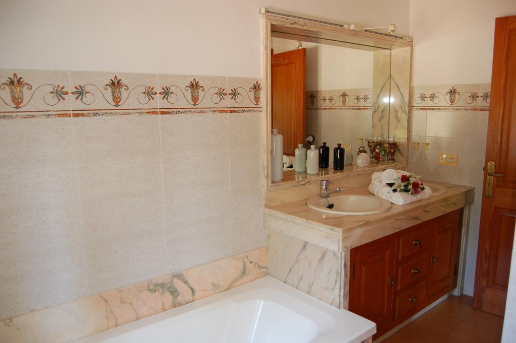 Private Villas Puerto Pollensa For Family Groups, Private Mountain Ideal For Runners, Trailers, Hikers, It Is Approximately 3 Minute Walk From The Beach الغرفة الصورة